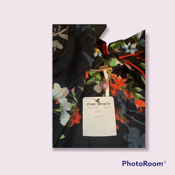 Free people wrap skirt in navy with flowers - Picture 2 of 2